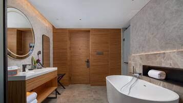 Urcove King | Free minibar, in-room safe, desk, blackout curtains