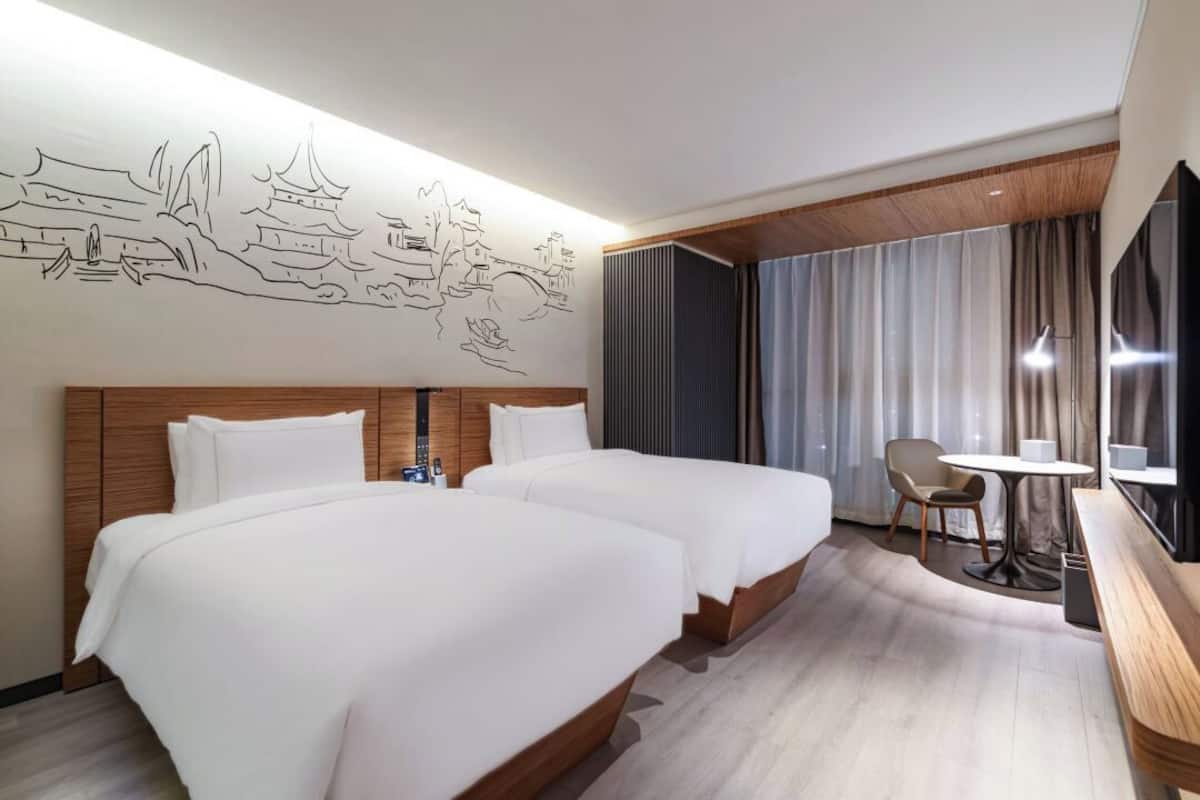 Kamar Double atau Twin Superior | Brankas, meja kerja, tirai kedap cahaya, dan kedap suara