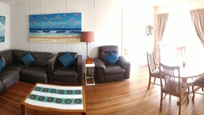 Televisio, DVD-soitin, kirjoja