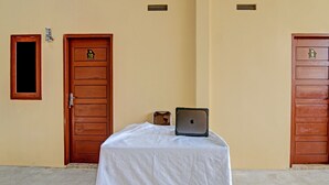 Una habitación con una cama, una computadora portátil y dos puertas señaladas con los números 9 y 10.