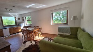 TV - House at the edge of the forest Gacka (Sinac)