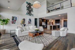 Een smart-tv, een open haard en een kantoor