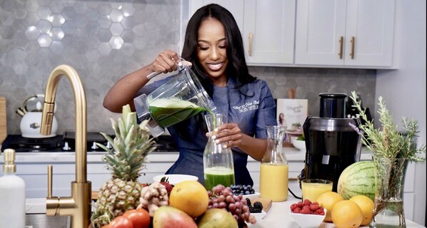 Een koelkast, een magnetron, een oven, een vaatwasser