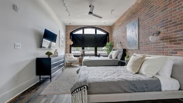 3 bedrooms, desk, iron/ironing board, travel crib