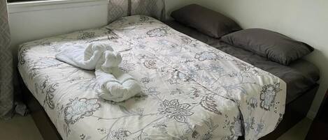 2 habitaciones, tabla de planchar con plancha, wifi y ropa de cama