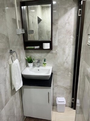 Shower, free toiletries, hair dryer, towels - Larger and comfortable space in the heart of Labasa Town Fiji (Labasa, Fiji)