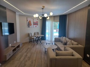 Suite de lujo | Área de sala de estar | Televisión LED de 43 pulgadas con canales por cable y televisión 