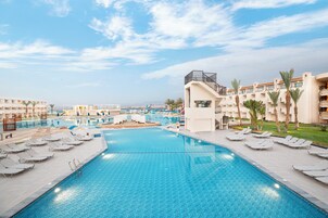 2 outdoor pools