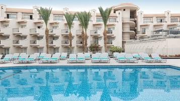 2 outdoor pools