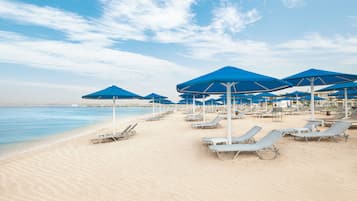 Praia particular, guarda-sóis, toalhas de praia, bar na praia