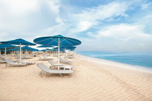Private beach, beach umbrellas, beach towels, beach bar - The V Luxury Resort Sahl Hasheesh (Sahl Hasheeh)