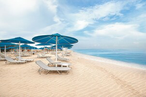 Playa privada, sombrillas, toallas de playa, bar en la playa
