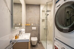 Shower, hair dryer, towels - Dreaming in the Daytime, by Veeve (Paris)