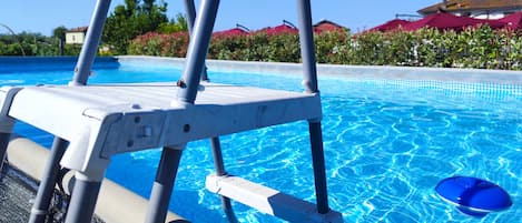 Una piscina al aire libre de temporada