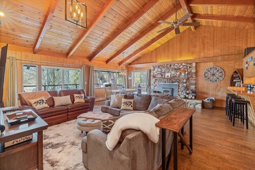 Lake views, Private dock, Al fresco dining, close to Yosemite 