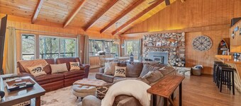 Lake views, Private dock, Al fresco dining, close to Yosemite 