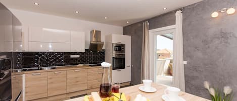 Réfrigérateur, four à micro-ondes, un four, surface de cuisson