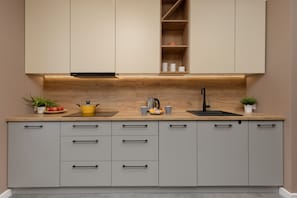 Kühlschrank, Mikrowelle, Ofen, Herdplatte