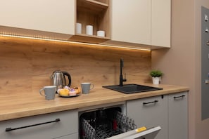 Kühlschrank, Mikrowelle, Ofen, Herdplatte