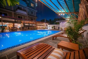 Outdoor pool - Majheri Resort and Spa (Pokhara)
