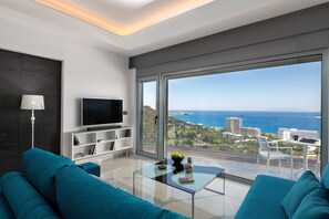 Apartment, 3 Bedrooms, Smoking, Balcony | Living room