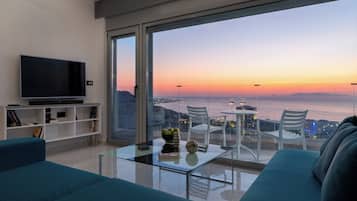 Apartment, 3 Bedrooms, Smoking, Balcony | Living room | Books