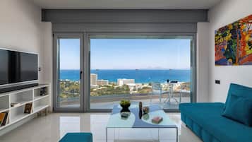 Apartment, 3 Bedrooms, Smoking, Balcony | Living room | Books