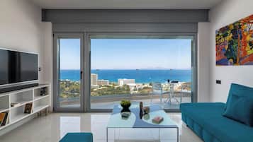 Apartment, 3 Bedrooms, Smoking, Balcony | Living room | Books