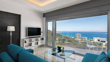Apartment, 3 Bedrooms, Smoking, Balcony | Living room | Books