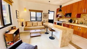 Een modern appartement met een zithoek, keuken en eethoek.