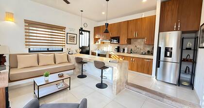 Renovated 1 Bdrm Guest House -walk to Everything -bikes -gym - Pickleball Court