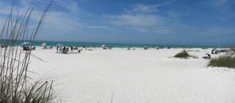 Beautiful Northshore Beauty- 5 Bed-4ba Private Pool Great Location