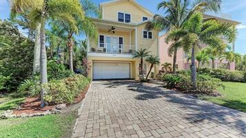 House, 5 Bedrooms, Private Pool | Front of property