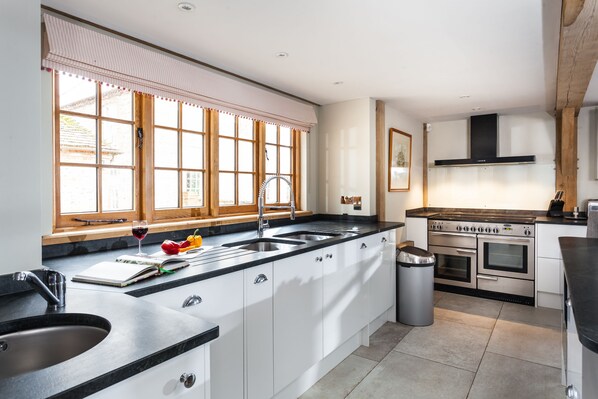 Kühlschrank, Mikrowelle, Ofen, Geschirrspüler