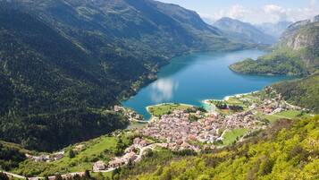 Eine Berglandschaft mit einem See und einer Stadt.