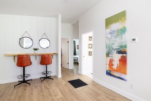 3 bedrooms, desk, iron/ironing board, travel cot - 5 Min to Grand Ole Opry · 3BR Sleeps 10 · Family (Nashville)