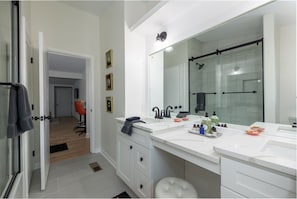Ensemble douche/baignoire, serviettes fournies