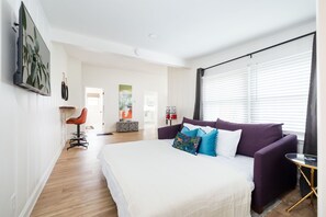 3 habitaciones, escritorio y tabla de planchar con plancha