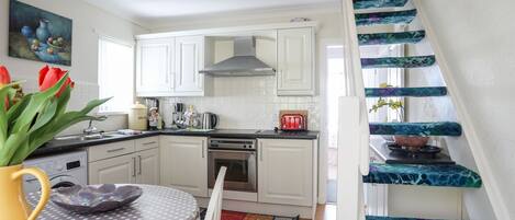 冷蔵庫、電気ポット、トースター、調理器具と食器