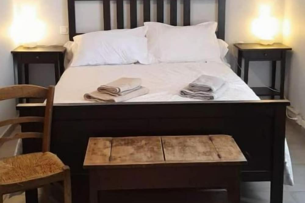 Private room, individual entrance, ground floor.