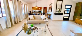 Ajijic Modern 2 Bedroom - Best Summer Rates - AC - Bikes -gym -pickleball Court