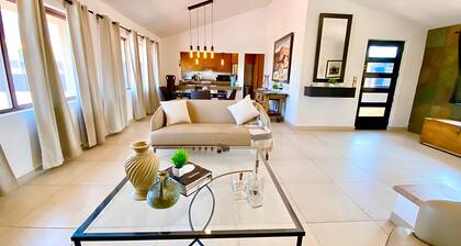 Ajijic Modern 2 Bedroom - Best Summer Rates - AC - Bikes -gym -pickleball Court