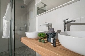 Villa, 5 Bedrooms, Private Pool, Garden View | Bathroom