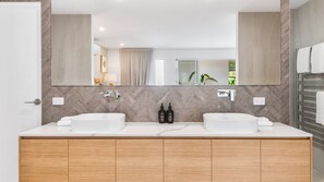 Shower - Surfside - 1min to the beach, ocean views w/heated swimming pool (Sunshine Beach)