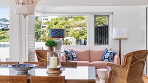 Smart TV, ping pong - Surfside - 1min to the beach, ocean views w/heated swimming pool (Sunshine Beach)