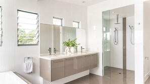 Badewanne, Haartrockner, Handtücher