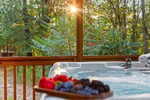 Outdoor spa tub - Luxury Tranquil Escape–Hot Tub,Sauna,Dog Welcoming (New Plymouth)