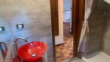 Ducha, secador de pelo, bidet, toallas