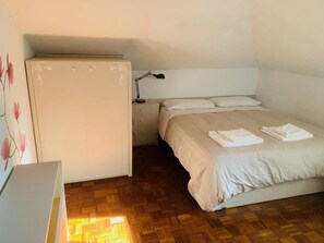 2 Schlafzimmer, Schreibtisch, Bügeleisen/Bügelbrett, kostenloses WLAN