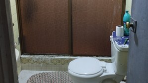 Kylpyhuone, jossa on wc, pesuallas ja suihkutila.
